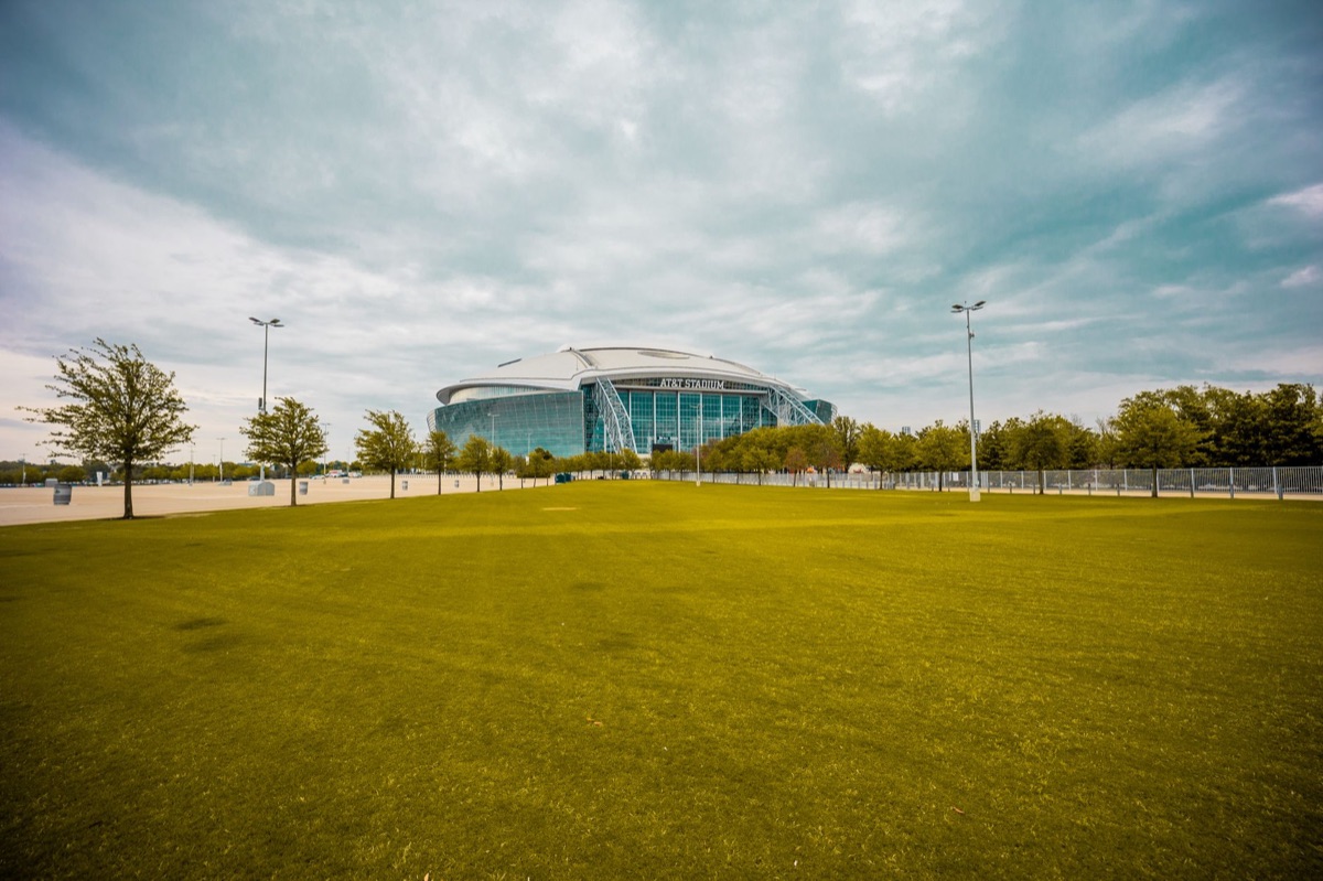 Exterior del Allegiant Stadium a la luz del anochecer