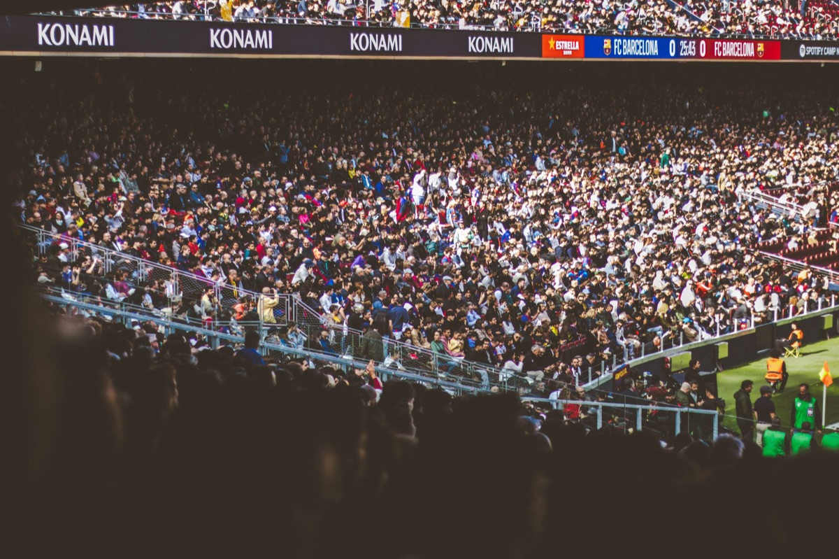Folla di tifosi al gioco NFL all'Allegiant Stadium
