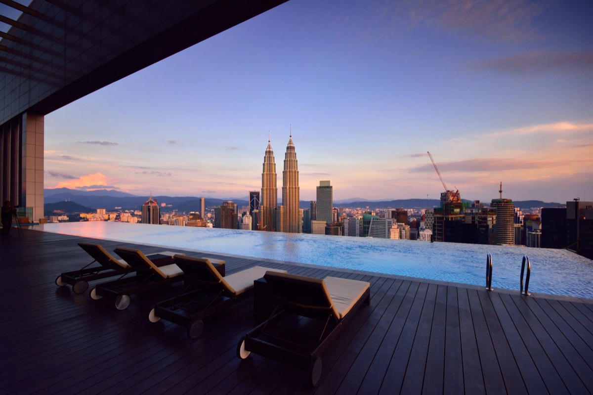 Vue d'une piscine à l'infini avec vue sur la ville