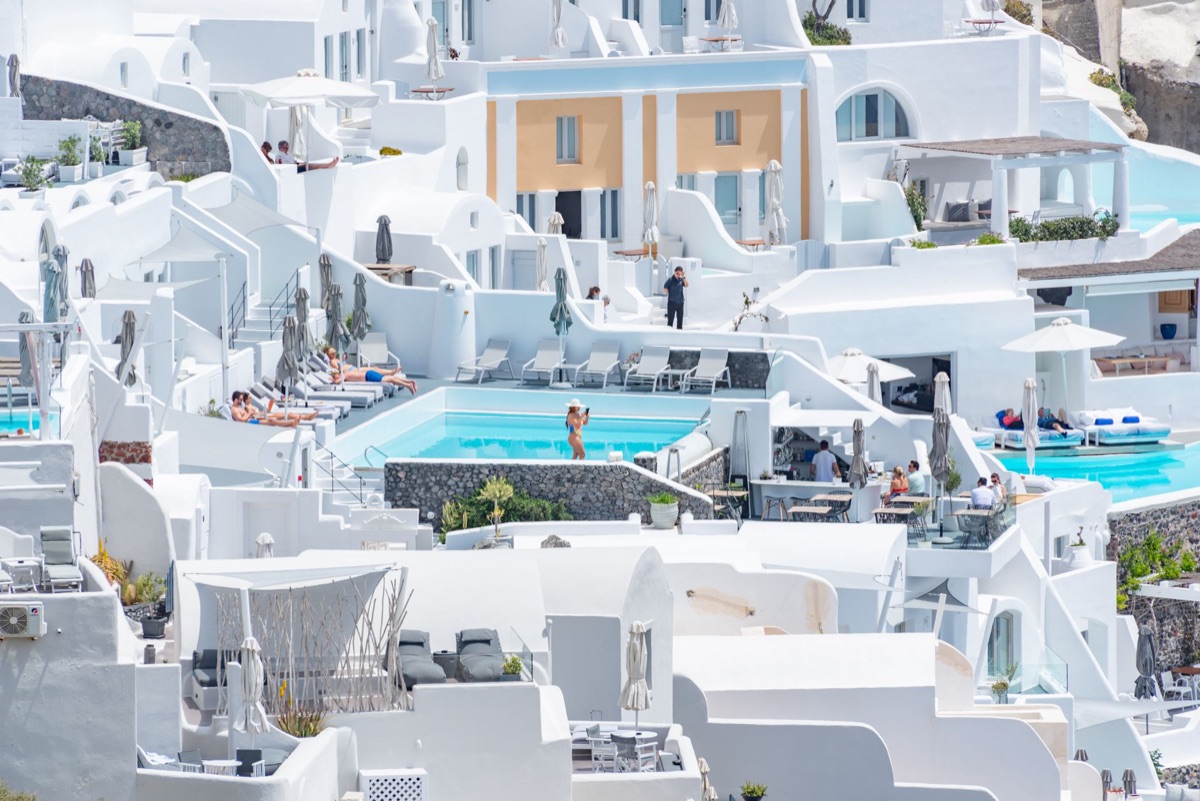 Piscine d'hôtel avec gardien de vie et jouets