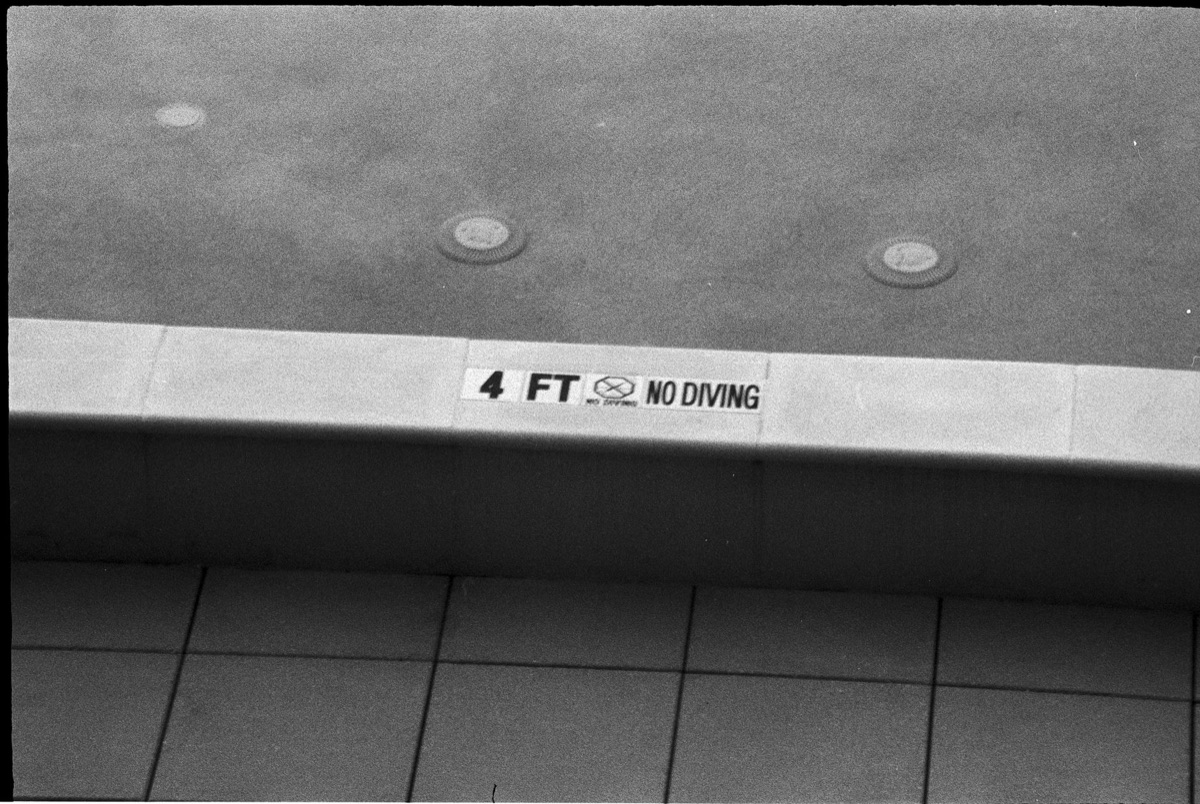 Piscina con muri in marmo e luce dorata