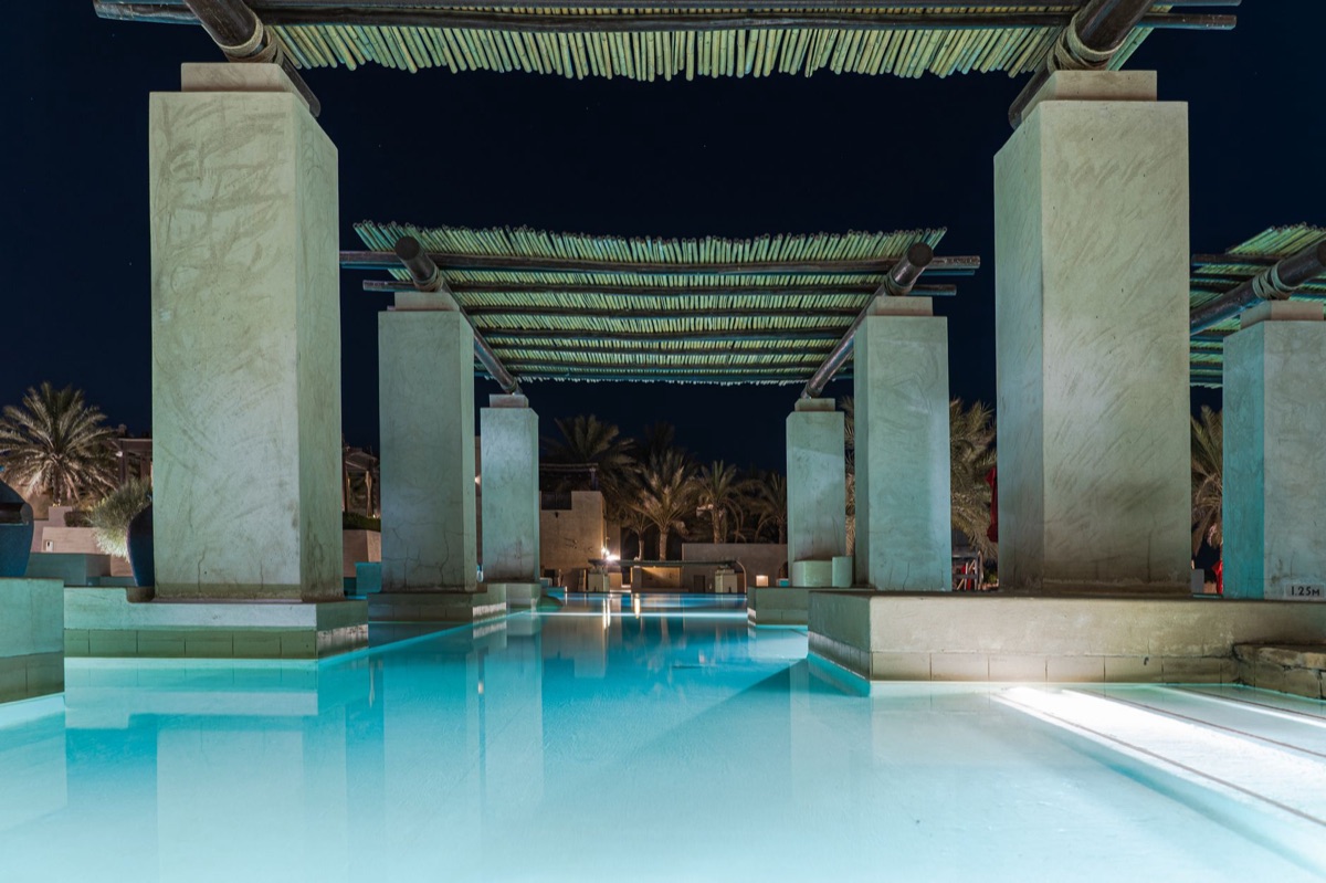 Piscina com elementos água em hotel