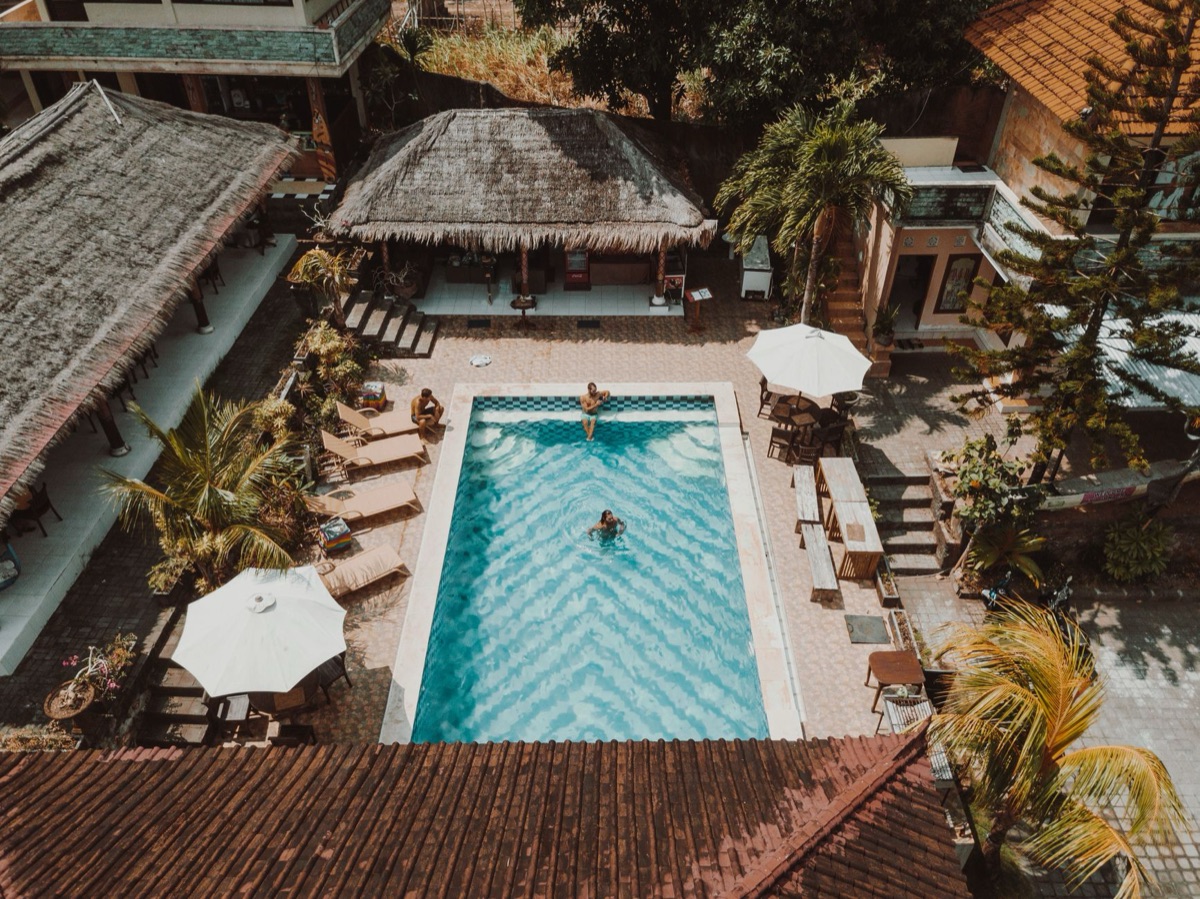 Piscinas de diferentes tamanhos em hotel