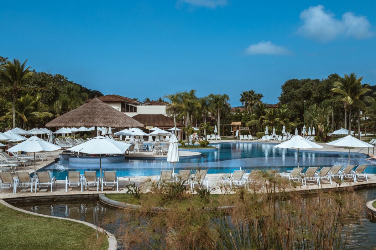 resort hôtel avec piscine et spa