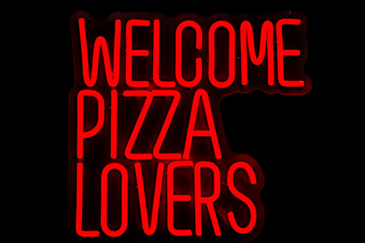Luce intensa su un neon sign con 'Welcome LasVegas'