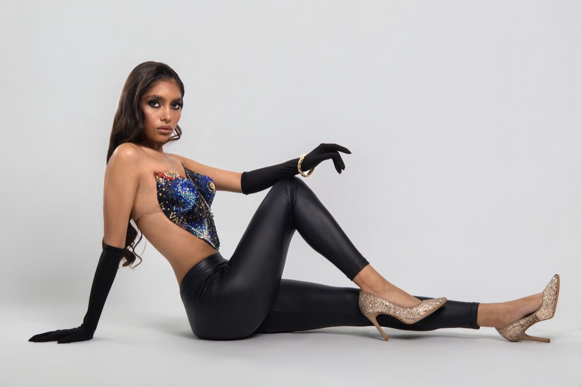 Danza in un nightclub con un ballerino in abito a sequenze nere