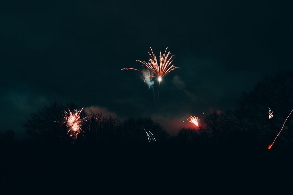 exibição de fogos de artifício à noite