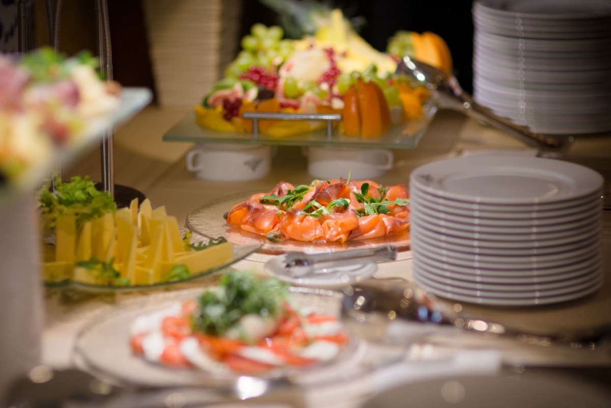 Luxushotelbuffet met goudens gerechten