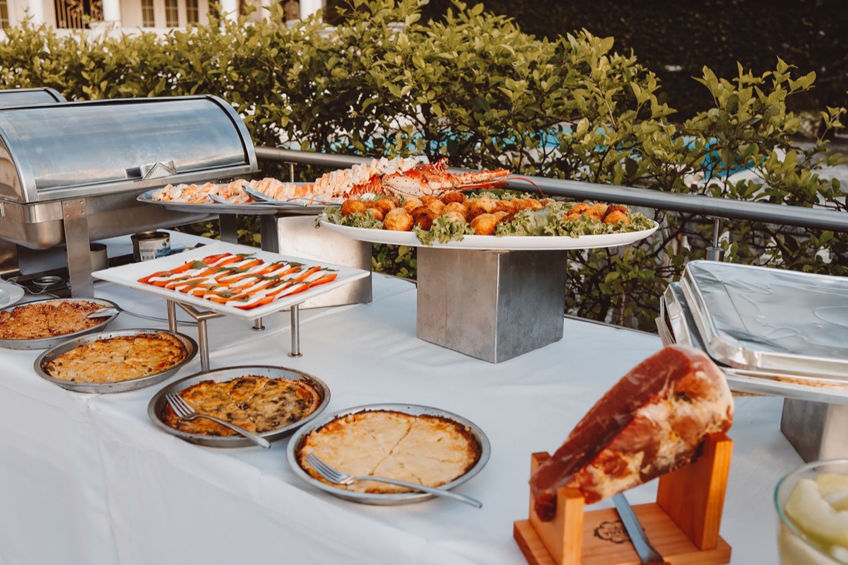 mesa de banquete de hotel de luxo com pratos gourmet