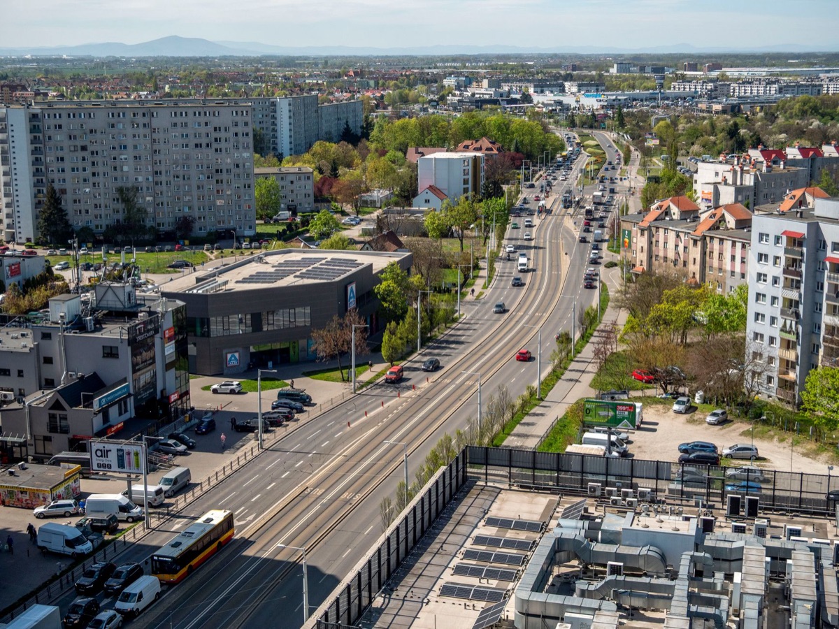 Vue d'ensemble d'une ville avec des bâtiments et des routes
