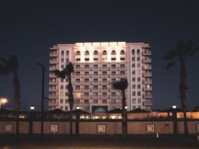 Dominio Vegas: Resorts de lujo y el alma vibrante del Downtown